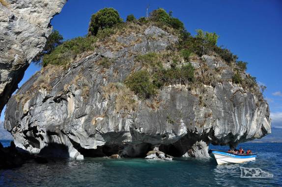 Turistas observam a Catedral de Mármore, no lago General Carrera, região de Puerto Rio Tranquilo, na Carretera Austral, sul do Chile